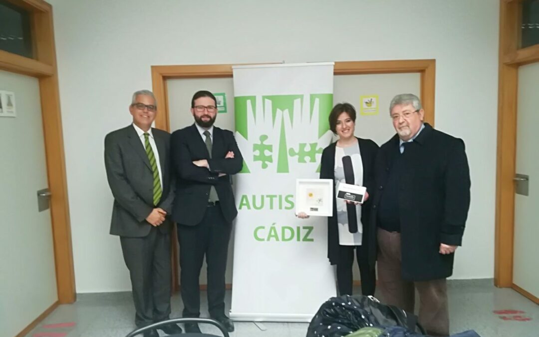 Acto de entrega de la colaboración de Bankia a Autismo Cádiz