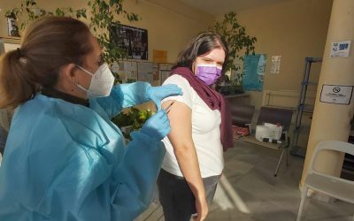 Primera vacunación contra el Covid-19 en el Centro de Día Alhucema