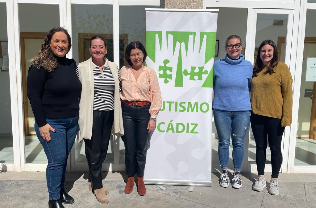 La coordinadora de Acción Social de Caixabank en la Dirección de Zona Bahía de Cádiz visita el Centro de Recursos de Puerto Real