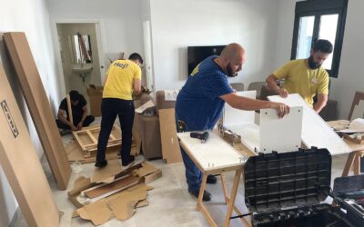 Voluntarios de IKEA colaboran en el montaje del mobiliario y los electrodomésticos del módulo de descanso familiar de Jerez
